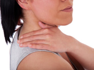 Frau mit Muskelschmerzen