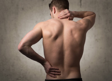 mann mit muskelschmerzen