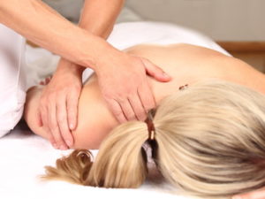 Verspannung wird mit Hilfe einer Massage gelöst