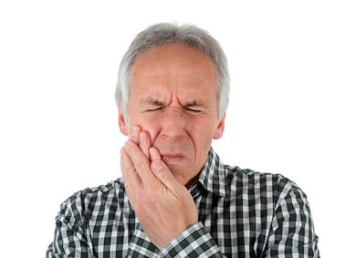 Mann mit Zahnschmerzen