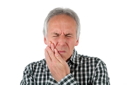 Mann mit Zahnschmerzen