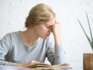 Frau mit chronischen Schmerzen