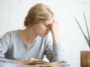 Frau mit chronischen Schmerzen