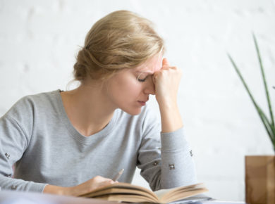 Frau mit chronischen Schmerzen