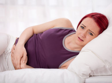 Frau mit Dysmenorrhea