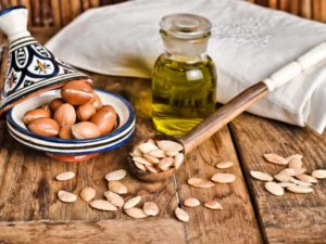 Arganöl und Früchte