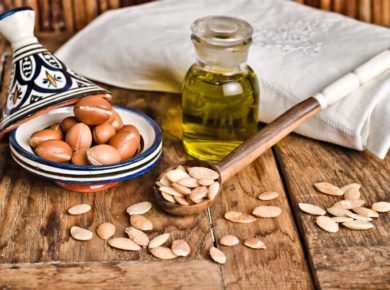 Arganöl und Früchte