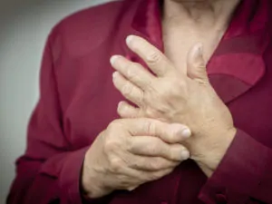 Frau benötigt Arthritis Behandlung