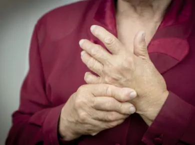 Frau benötigt Arthritis Behandlung