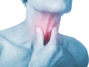 Mann mit Schmerzen beim Schlucken