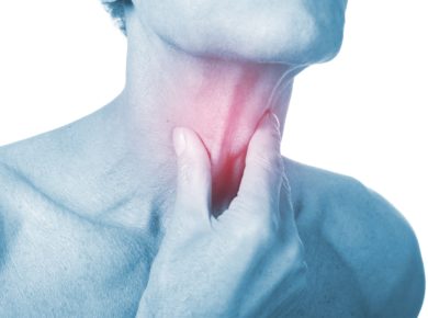 Mann mit Schmerzen beim Schlucken