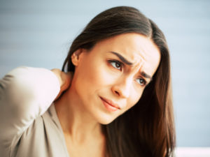 Frau mit neuropathischen Schmerzen