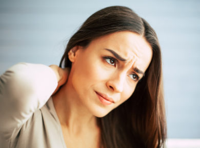 Frau mit neuropathischen Schmerzen