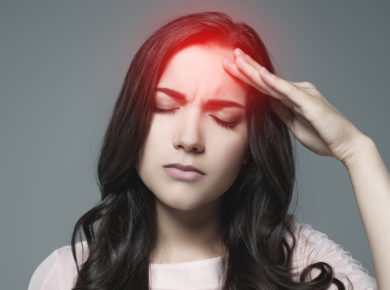 Frau mit nozizeptiven Schmerzen