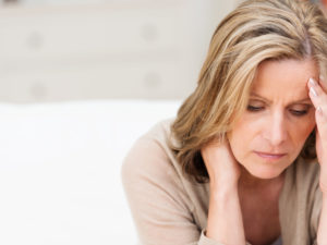 Frau mit Tumorschmerzen