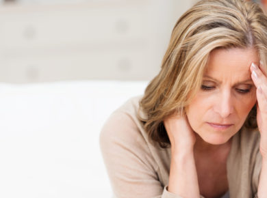 Frau mit Tumorschmerzen