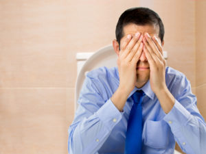 Mann mit Hämorriden