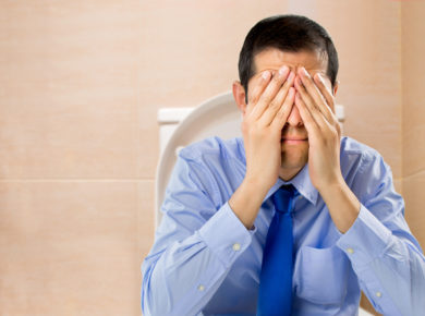 Mann mit Hämorriden