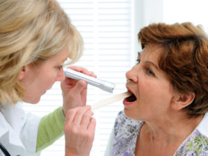 Mandelsteine Untersuchung durch Doktor