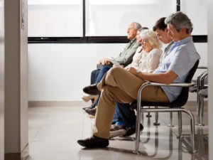 Patienten warten auf ihren Arzttermin