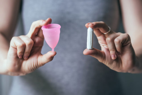 Bild von Menstruationstasse im Vergleich mit Tampon