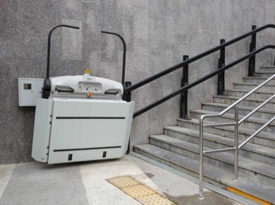Großer Treppenlift, installiert an einer Treppe