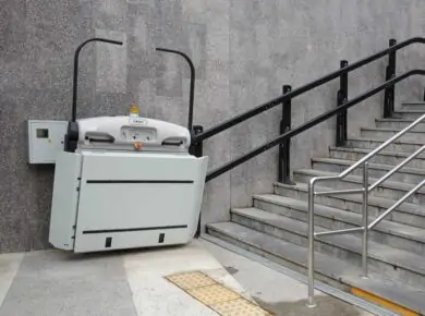 Großer Treppenlift, installiert an einer Treppe