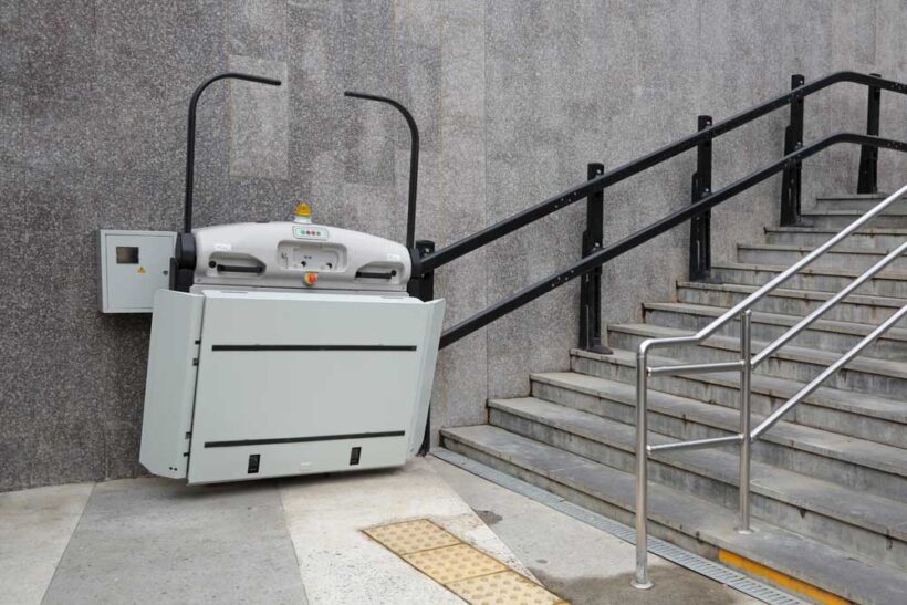 Großer Treppenlift, installiert an einer Treppe